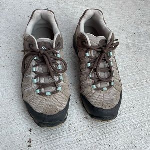 Columbia Hiking Shoes Women’s size 8.5